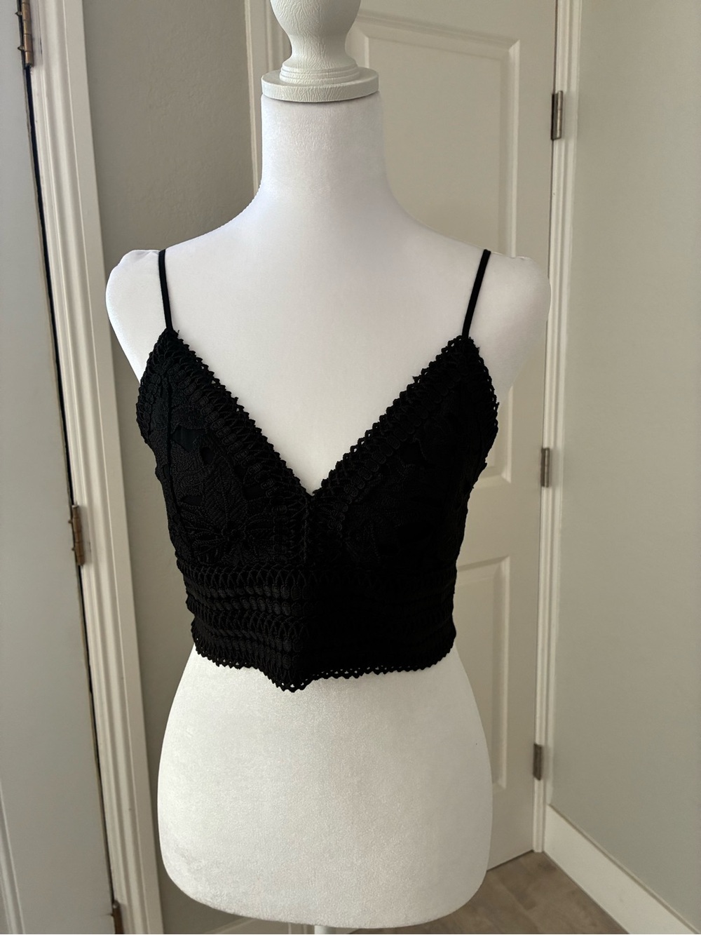 Love Tree Black Lace Cropped Top Size Medium
